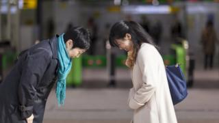 Dos japonesas saludándose