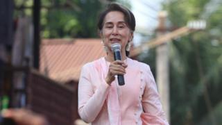ဝန်ကြီးချုပ် ဆရာဝန်ကိုယ်တိုင် ကွမ်းစားနေတာ ကတော့ပြည်သူတွေစံနမူနာ ယူ ဖို့ သိပ်မကောင်းဖူးလို့လည်းဒေါ်အောင်ဆန်းစုကြည် ကကပြောပါတယ်။