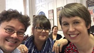 Suzanne Rees (canol) gyda Max Charles Davies, eu cyfansoddwr mabwysiedig ac Angharad Jones, arweinyddes y côr