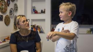 Елисей с мамой обсуждают школу