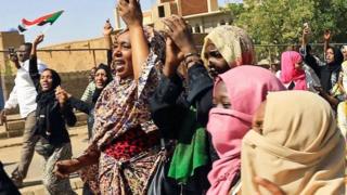 Wasu mata a lokacin zanga-zangar kin jinin gwamnatin Albashir