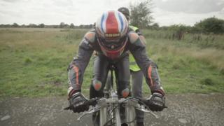 Neil Campbell alistándose para romper el récord masculino de velocidad