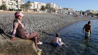 Žena u burkiniju na plaži u Nici, Francuska, 2016.
