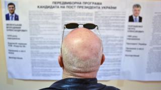 Мужчина на избирательном участке