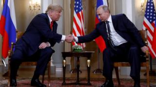   Trump and Putin shake hands at the summit of Helsinki 