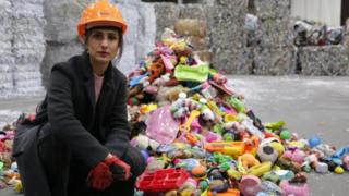Anita Rani in a plastic recycling factory