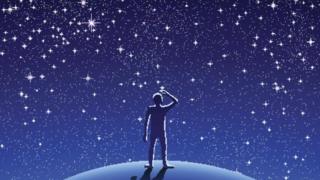 Hombre viendo cielo estrellado