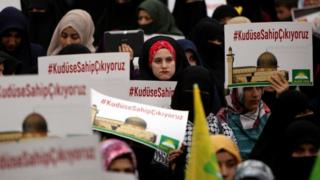Falastiiniyiin banaanbax ka dhigayey Diyarbakir oo ka soo hor jeeda go'aankii Maraykanka uu ka qaatay Quddus.