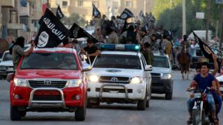 30 июня 2014 года боевики ИГИЛ вывешивают черные знамена джихадистов в Ракке