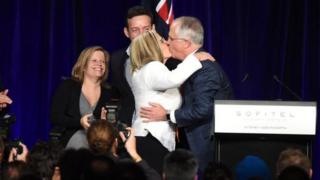 Malcolm Turnbull yasomye umugore we Lucy mu byishimo nyuma yo kugeza ijambo ku bamushyigikiye i Sydney, abana babo bareberaga.