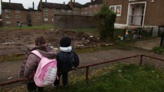 Дети возвращаются домой в жилом комплексе в Шотландии