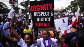 Ubwo bugizi bwa nabi bwatumye haba imyiyerekano abagore basaba ngo agateka kabo kwubahirizwe (mu 2014)
