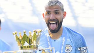 Sergio Agüero con el trofeo de la Liga Premier.