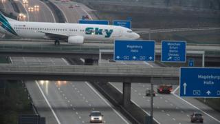 Самолет пересекает оживленную автомагистраль в аэропорту Лейпциг-Галле