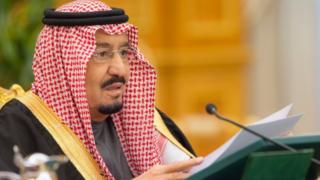 الملك سلمان بن عبد العزيز خلال إعلان ميزانية 2017 في جلسة استثنائية لمجلس الوزراء، الخميس 22 ديسمبر/كانون الأول