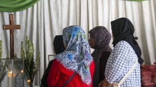 Warga melayat Sri Puji, salah seorang korban pengeboman di Gereja Pantekosta, Surabaya.