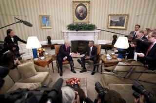 Donald Trump y Barack Obama se dan la mano