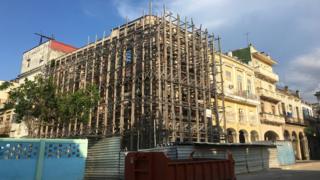 Ein Gerüst umgibt ein Gebäude in der Nähe der Plaza de Cristo