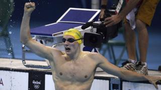 Mack Horton celebra al ganar la final de los 400 metros estilo libre en los Juegos Olímpicos de Río 2016