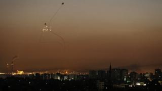 イスラエル軍は対空防衛システム「鉄のドーム」がロケット砲7発を迎撃したと発表した