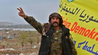 أحد مقاتلي الأكراد