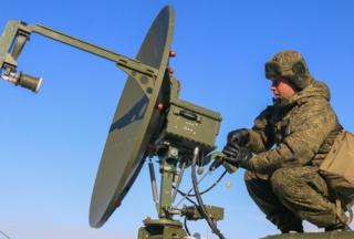 Русский солдат работает на оборудовании связи (сайт Минобороны России)
