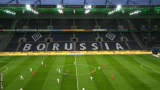المباراة الأخيرة في الدوري الألماني، بوروسيا مونشنجلادباخ ضد كولونيا في 11 مارس، لعبت خلف أبواب مغلقة