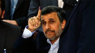 آقای احمدینژاد پس از ثبت نام رسمی برای انتخابات امسال رد صلاحیت شد