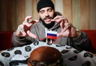 Тимати с "Президентским бургером", созданным в честь 65-летия Владимира Путина