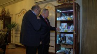 يعاني المواطن المصري من نقص في عدد كبير من الأدوية الأساسية مثل الأنسولين والضغط والسكر وألبان الأطفال