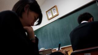 东京朝鲜学校的新一天,总是从教室里墙上悬挂的金日成和金正日的笑容开始。