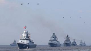 Военные корабли на параде в Петербурге.