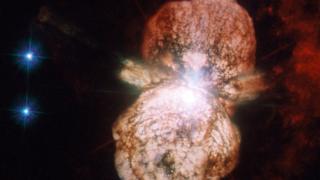 Eta Carinae, estrela mais luminosa da Via Láctea, perderá nuvem de poeira que hoje ofusca seu brilho quando vista da Terra.
