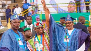 Aarẹ Buhari fa ọwọ oludije ipo gomina nipina Ogun, Dapọ Abiọdun soke nilu Abẹokuta nigbati Amosun naa n woo