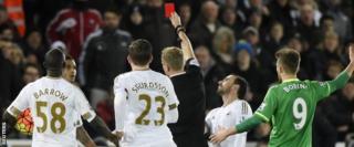 Graham Scott yn dangos y cerdyn coch i Kyle Naughton