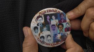 Peserta mengenakan pin bergambar korban-korban peristiwa Reformasi 1998 saat Napak Tilas Reformasi 1998 di Taman Makam Purwoloyo, Solo, Jawa Tengah, Rabu (27/11).