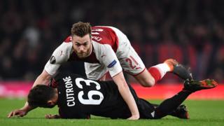 agbabọọlu Arsenal subu lu agbabọọlu AC Milan kan