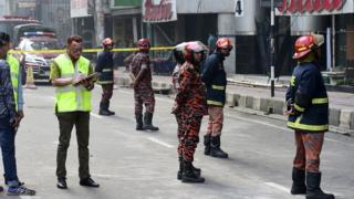 এফআর টাওয়ারের সামনে পুলিশ, দমকল ও ফরেনসিক কর্মকর্তারা