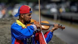 Wuilly Arteaga tocando en las calles de Caracas en una protesta en julio.