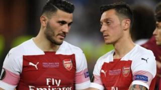 Mesut Ozil na Sead Kolasinac ntaco babaye mu gihe akarwi k'inkozi z'ikibi kagerageza kunyuruza imodoka zabo