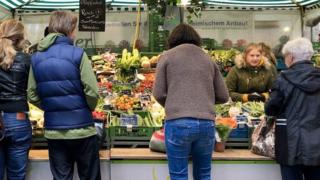 Фермерский рынок в Мюнхене - овощи в продаже