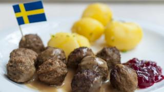 Un plato de albóndigas con la bandera de Suecia
