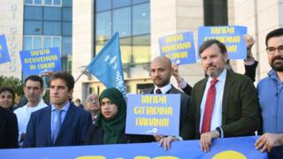 Mohammed Raqeeb and Shelina Begum (centre), the parents of Tafida Raqeeb,