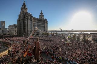 huge crowd on Strand