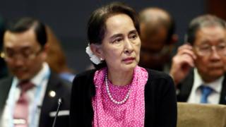 ဒေါ်အောင်ဆန်းစုကြည် စင်္ကာပူမှာ အာဆီယံထိပ်သီးအစည်းအဝေး တက်ရောက်ခဲ့စဉ်
