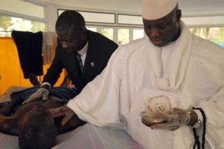 Yahya Jammeh administra su poción de hierbas a un paciente en 2007.