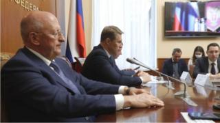 انتقد وزير الصحة الروسي (يسار) الشكوك واسعة النطاق بشأن اللقاح