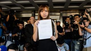 Законодатель, выступающий за независимость Яу Вай-цзин (С), вынес решение суда, когда она покидает Высокий суд в Гонконге 15 ноября 2016 года