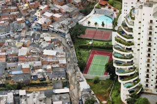 Para moradores de Paraisópolis, vida média é 10 anos mais curta que no vizinho Morumbi Para moradores de Paraisópolis, vida média é 10 anos mais curta que no vizinho Morumbi