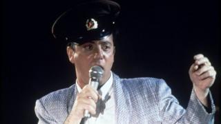 Билли Джоэл в фуражке солдата Советской Армии на одном из концертов турне по СССР 1987 года